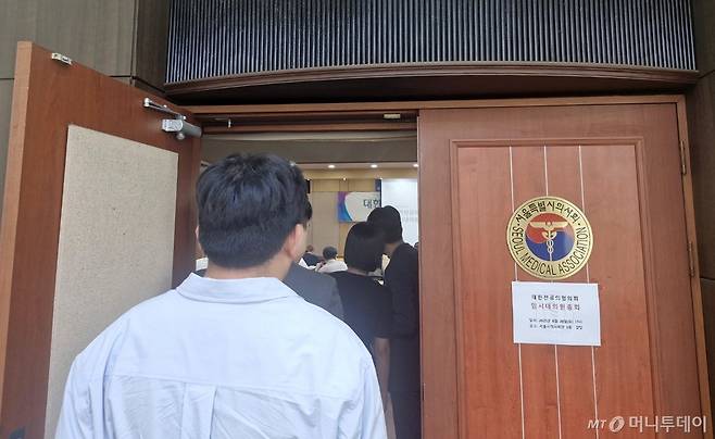 (서울=뉴스1) 강승지 기자 = 28일 서울 영등포구 서울시의사회에서 열린 대한전공의협의회 임시대의원총회에 전공의들이 입장을 기다리고 있다. 2025.6.28/뉴스1  Copyright (C) 뉴스1. All rights reserved. 무단 전재 및 재배포,  AI학습 이용 금지. /사진=(서울=뉴스1) 강승지 기자