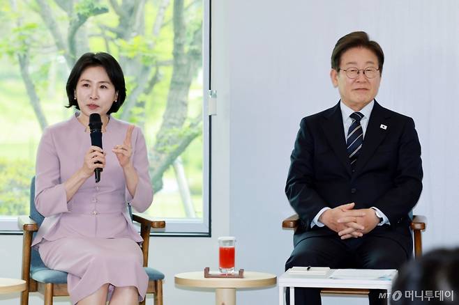 [서울=뉴시스] 고범준 기자 = 이재명 대통령 부인 김혜경 여사가 30일 서울 용산 대통령실 파인그라스에서 열린 문화예술계 수상자 간담회에서 발언하고 있다. 2025.06.30. bjko@newsis.com /사진=고범준