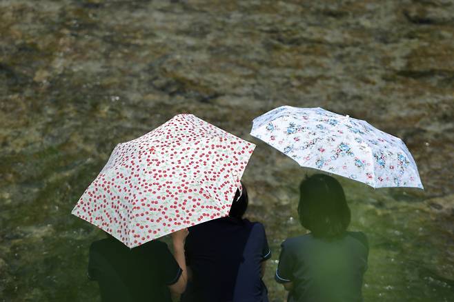 30일 낮 기온이 최고 35도까지 오를 전망이다. 사진은 지난 26일 오후 서울 청계광장에서 양산을 쓴 시민들이 올해 마지막 봄을 즐기는 모습. /사진=뉴스1고 있다.  기상청은 내일과 모레 동쪽 지방을 중심으로 요란한 소나기가 지나가고 주 후반에는 30도 안팎의 더위가 나타날 것으로 예보했다. 2025.5.26/뉴스1  Copyright ? 뉴스1. All rights reserved. 무단 전재 및 재배포,  AI학습 이용 금지. /사진=(서울=뉴스1) 신웅수 기자