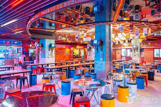 장마가 유난히 길어진 요즘, 비오는 날에도 데이트를 즐기고 싶은 이들을 위해 한국관광공사가 실내 데이트 명소를 추천했다. 사진은 인싸골 실내 전경. /사진=한국관광공사
