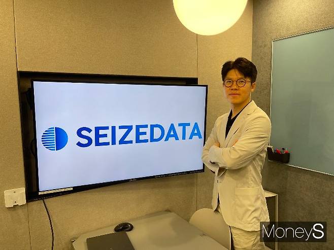 정승인 씨즈데이터 대표는 비정형 텍스트 데이터를 분류·가공하는 '다줌' 솔루션을 금융기관에 제공하고 있다. 사진은 지난 24일 서울 여의도 씨즈데이터 사무실에서 포즈를 취하는 정 대표. /사진=유찬우 기자