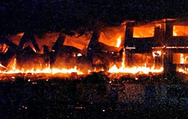 경기 화성군 소재 청소년수련원 씨랜드에서 대형화재가 발생해 유치원생을 포함 23명이 목숨을 잃었다. 사진은 1999년 6월30일 청소년 수련원 씨랜드에서 화재가 난 가운데 불길이 건물 전체를 뒤덮고 있는 전경. /사진=유튜브 디바 제시카 채널 캡처