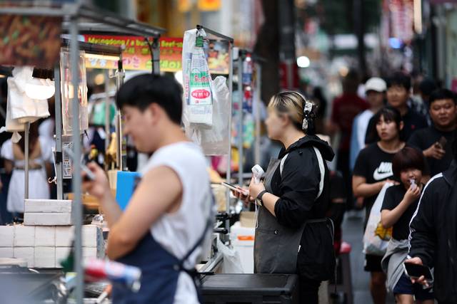 지난 8일 서울 명동 거리 모습. 연합뉴스