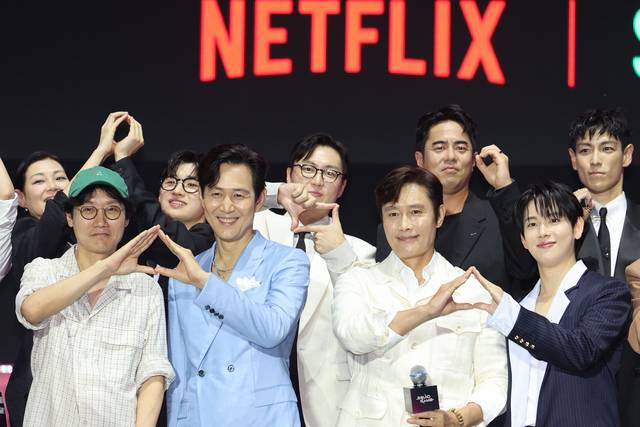 황동혁 감독과 배우 이정재, 이병헌, 임시완(앞줄 왼쪽부터)이 지난 28일 서울 광화문광장에서 열린 ‘오징어 게임’ 피날레 행사에서 기념 사진을 찍고 있다.  뉴시스