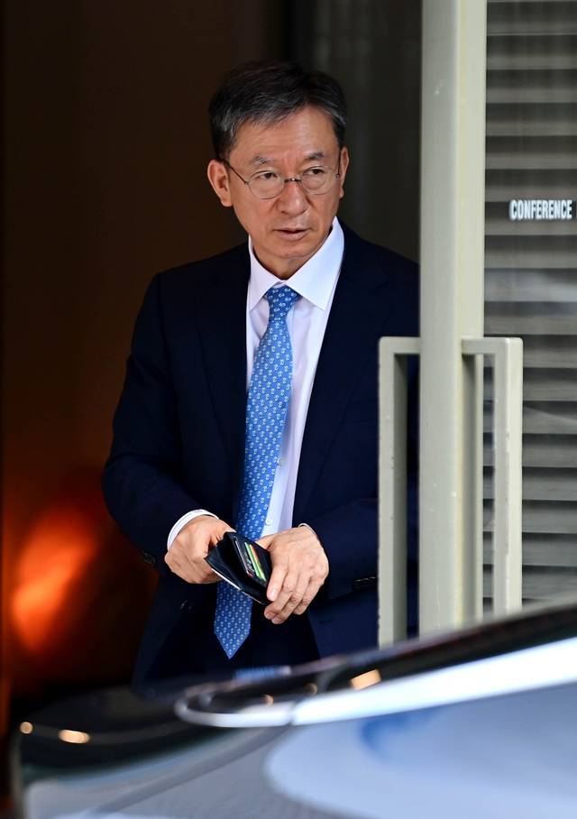 ‘찐명 실세’ 장관 지명자  : 정성호 법무부 장관 지명자가 30일 오전 서울 시내 한 식당을 나서고 있다.  문호남 기자