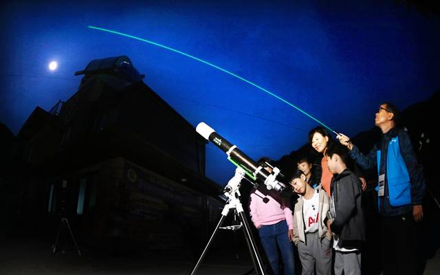 지난 5월 31일 전북 남원 산동면 상신마을 만행산천문체험관에서 ‘별 헤는 밤 가족 캠프’에 참여한 어린이 등 체험객들이 강사의 설명을 들으며 망원경으로 달을 관찰하고 있다.  윤성호 기자