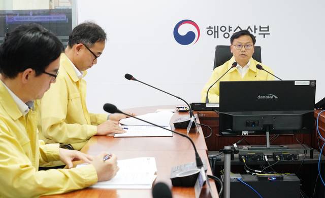 김성범(오른쪽) 해양수산부 차관이 30일 정부세종청사에서 해양사고 예방을 위한 긴급 점검회의를 주재하고 있다. 해양수산부 제공