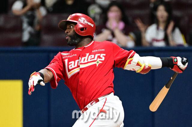 2025년 6월 18일 오후 서울 고척스카이돔에서 열린 '2025 신한 SOL뱅크 KBO 리그' SSG 랜더스와 키움 히어로즈의 경기. SSG 에레디아가 8회초 무사 1루서 안타를 치고 있다./마이데일리