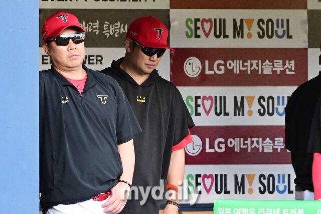 29일 오후 서울 잠실야구장에서 진행된 '2025 프로야구 KBO리그' KIA-LG의 경기.기아 이범호 감독이 경기를 지켜보고 있다./마이데일리