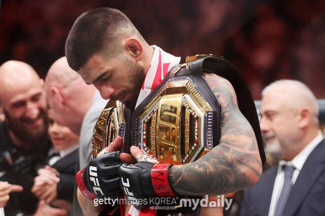 토푸리아가 29일 올리베이라를 꺾고 UFC 챔피언 벨트를 어깨에 두르고 있다. /게티이미지코리아
