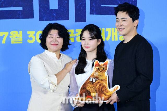 2025년 6월 30일 오전 서울 용산 CGV에서 진행된 영화 '좀비딸' 제작보고회에서 이정은, 최유리, 조정석(왼쪽부터)이 포즈를 취하고 있다. / 곽경훈 기자