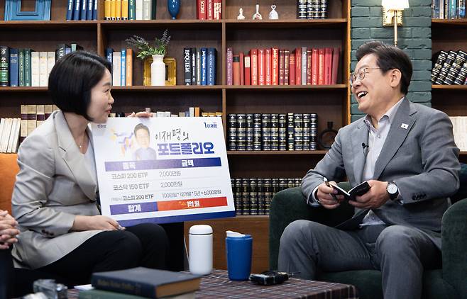 대통령 선거 운동 기간이었던 지난 5월 28일 이재명 당시 더불어민주당 후보가 서울 강남구의 한 스튜디오에서 이소영 의원(왼쪽)과 함께 주식 시장 부양 정책을 설명하는 유튜브 라이브 방송을 하고 있다.  이 대통령은 계엄과 탄핵, 대선 기간 내내 각종 유튜브 방송을 적극 활용했다. [연합]