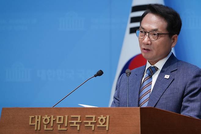 12·3 비상계엄에 관여한 국군방첩사령부가 윤석열 정부 들어 국회의원을 사찰하고 군 인사 블랙리스트를 작성했다는 주장이 제기됐다. 박선원 더불어민주당 의원은 30일 국회에서 기자회견을 열고 방첩사가 특정지역과 비육사 출신 간부에게 조직적 불이익을 준 사실이 드러났다며 이같이 밝혔다. [박선원 의원실 제공]
