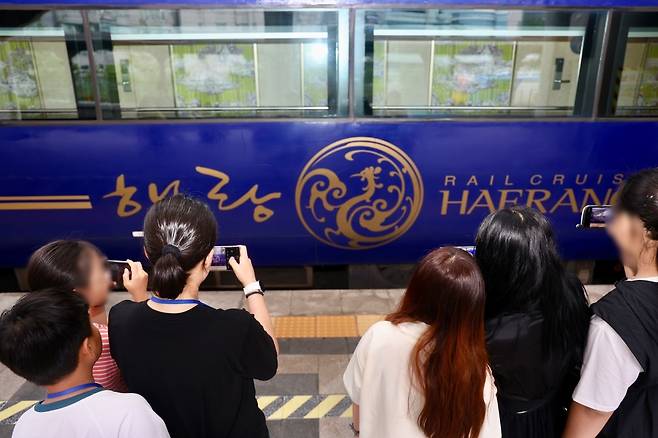 “와~, 우리가 해랑열차를 타요” 한부모 가정 어른과 아이들이 코레일관광개발의 나눔사랑에 기뻐하고 있다.