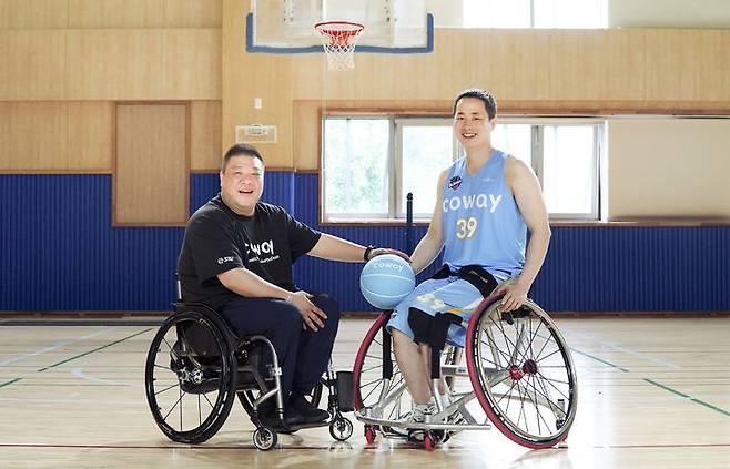[서울=뉴시스] 왼쪽부터 김영무 코웨이 블루휠스 휠체어 농구단 감독, 김상열 선수. (사진=코웨이 제공) 2025.06.30. photo@newsis.com *재판매 및 DB 금지