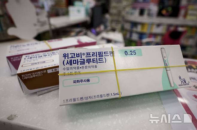 [서울=뉴시스] 정병혁 기자 = 17일 서울 강남구의 한 약국에 덴마크 제약사 노보노디스크가 개발한 비만치료제 ‘위고비’가 놓여 있다.'위고비'는 펜 모양 주사 1개로 주 1회, 1개월(4주)씩 투여하도록 개발된 덴마크 제약사 노보 노디스크의 비만 치료제로, 의사가 처방한 뒤 약사 조제·복약지도에 따라 쓰이는 전문의약품이다. .2024.10.17. jhope@newsis.com