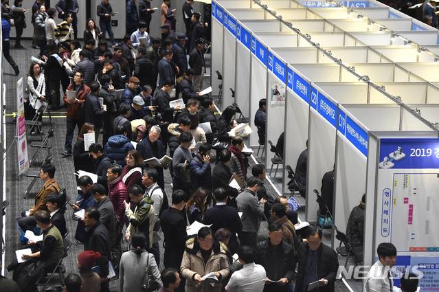 [수원=뉴시스] 김종택 기자 = '2019 경기도.수원시 중장년 일자리 박람회'가 열린 16일 오후 경기 수원시 영통구 수원컨벤션센터에서 많은 구직자들이 면접 순서를 기다리고 있다.이번 박람회는 퇴직.실직으로 재취업에 어려움을 겪고있는 중장년층(40세~60세) 구직자에게 구직 기회를 제공하는 채용 박람회다. 2019.12.16.semail3778@naver.com