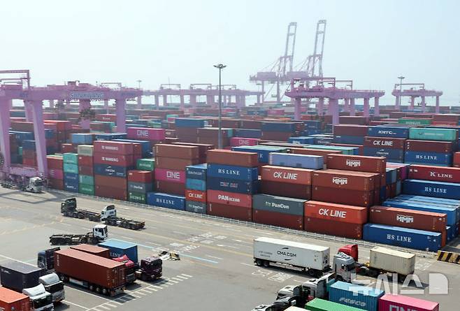 [서울=뉴시스] 한국무역협회 국제무역통상연구원이 30일 발표한 '2025년 3/4분기 수출산업경기전망조사(EBSI)' 보고서에 따르면 3분기 수출기업의 체감경기는 소폭 위축될 전망이다.