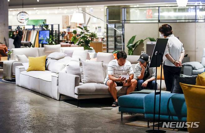 [서울=뉴시스] 정병혁 기자 = 2023년 7월 13일 서울시내 대형쇼핑몰을 찾은 시민들이 소파 등 가구 제품을 살펴보고 있다. (사진은 기사와 관련이 없습니다.) 2025.06.27. jhope@newsis.com