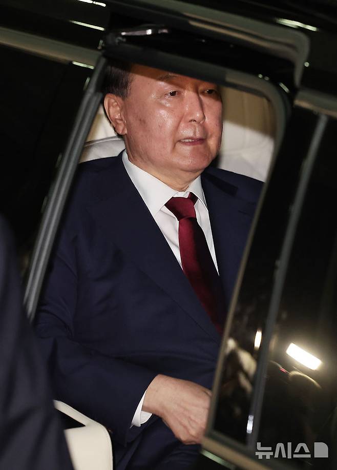 [서울=뉴시스] 이영환 기자 = 내란특검 대면조사를 마친 윤석열 전 대통령이 29일 오전 서울 서초구 서울고검에 마련된 내란특검 사무실에서 나와 귀가하고 있다. (공동취재) 2025.06.29. photo@newsis.com