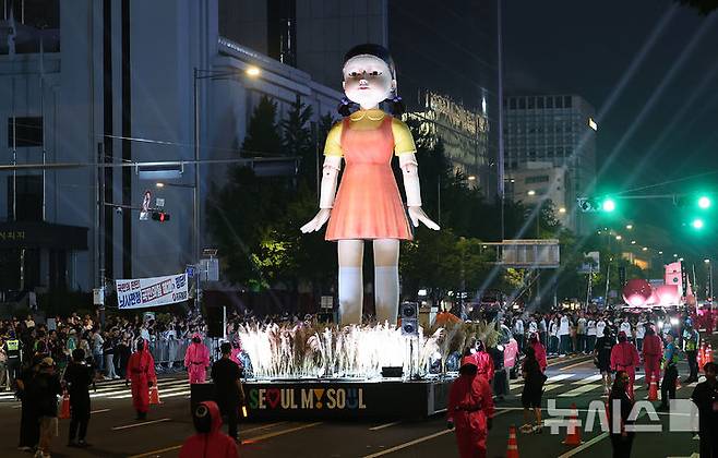 [서울=뉴시스] 권창회 기자 = 28일 서울 중구 서울시청 인근에서 2025 K콘텐츠 서울여행주간 오징어게임 퍼레이드 행사가 열리고 있다. 2025.06.28. kch0523@newsis.com