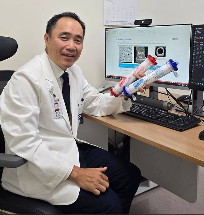 김동기 서울대병원 교수가 국산화에 성공한 혈액투석 필터를 소개하고 있다. (사진=시노펙스 제공) *재판매 및 DB 금지