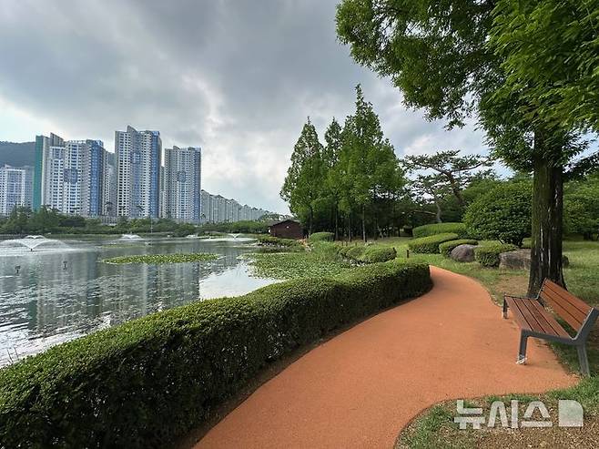 [김해=뉴시스]김해 연지공원 무장애 호수산책로 조성. (사진=김해시 제공). 2025.06.30. photo@newsis.com