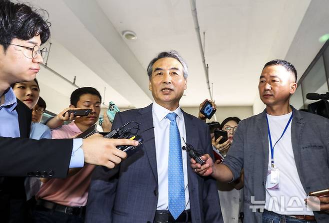 [서울=뉴시스] 황준선 기자 = 윤석열 전 대통령의 부인 김건희 여사 의혹을 수사하는 민중기 특별검사가 30일 오전 서울 서초구 사무실로 출근하며 취재진의 질문에 답변하고 있다. 2025.06.30. hwang@newsis.com