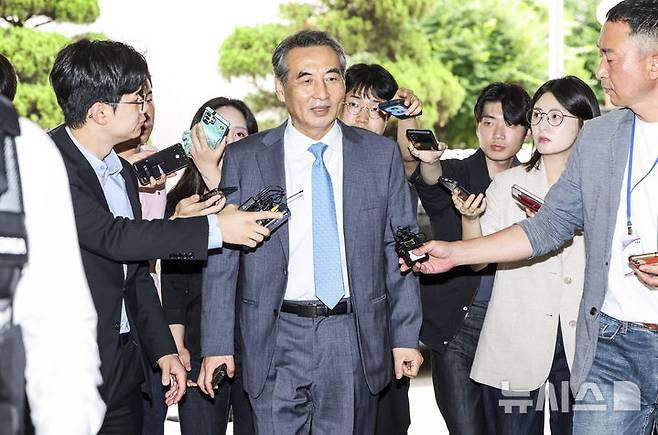 [서울=뉴시스] 황준선 기자 = 윤석열 전 대통령의 부인 김건희 여사 의혹을 수사하는 민중기 특별검사가 30일 오전 서울 서초구 사무실로 출근하며 취재진의 질문에 답변하고 있다. 2025.06.30. hwang@newsis.com