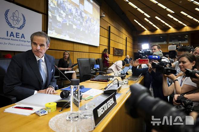 [빈(오스트리아)=AP/뉴시스]라파엘 그로시 국제원자력기구(IAEA) 사무총장이 2023년 11월22일 오스트리아 빈에서 열리는 IAEA 이사회에 참석하고 있다. 그는 23일 이번 주말 미국이 정교한 벙커버스터 폭탄으로 이란을 공습한 뒤 "포르도의 이란 지하 핵 시설에 매우 큰 피해가 예상된다"고 밝혔다. 2025.06.23.