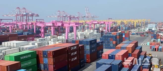 [인천=뉴시스] 전진환 기자 = 인천 연수구 인천신항 컨테이너 터미널에 컨테이너가 쌓여 있다. 2025.06.23.  amin2@newsis.com