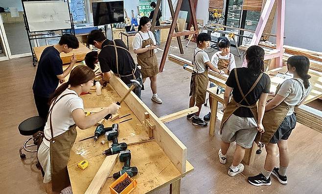 [광주=뉴시스] 광주 서구청소년수련관 '목공숲쿨' 운영. (사진=광주 서구청소년수련관 제공). photo@newsis.com *재판매 및 DB 금지