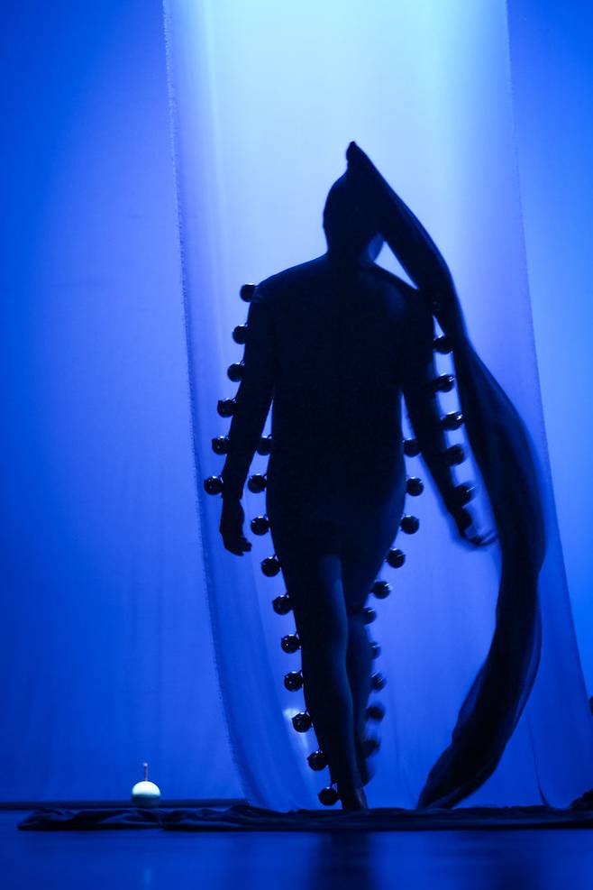 [부산=뉴시스] 세바 칼푸케오의 대표작. '폭포 같은 흐름' 2022, 퍼포먼스. (그림=부산비엔날레조직위원회 제공) 2025.06.30. photo@newsis.com *재판매 및 DB 금지