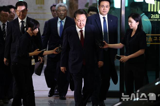 [서울=뉴시스] 이영환 기자 = 내란특검 대면조사를 마친 윤석열 전 대통령이 29일 오전 서울 서초구 서울고검에 마련된 내란특검 사무실에서 나와 귀가하고 있다. (공동취재) 2025.06.29. photo@newsis.com