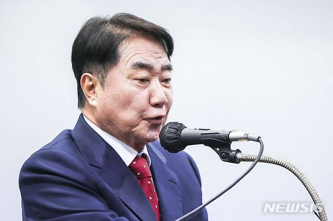 [서울=뉴시스] 정병혁 기자 = 이석현 새로운미래 비상대책위원장이 13일 서울 마포구 연세대학교 김대중도서관에서 열린 6.15 남북정상회담 24주년 기념식에서 축사를 하고 있다. 2024.06.13. jhope@newsis.com