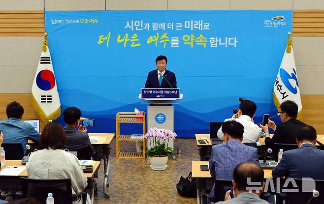[여수=뉴시스] 김석훈 기자 = 정기명 전남 여수시장이 30일 오전 여수시청 회의실에서 민선 8기 취임 3주년 기자회견을 하고 있다. 2025.06.30. kim@newsis.com