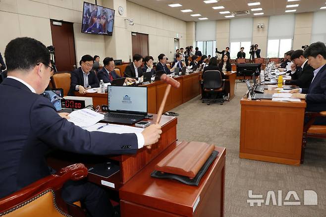 [서울=뉴시스] 조성우 기자 = 서울 여의도 국회에서 열린 행정안전위원회 전체회의에서 신정훈 위원장이 공직선거법 개정안을 상정하며 의사봉을 두드리고 있다.  2025.05.07. xconfind@newsis.com