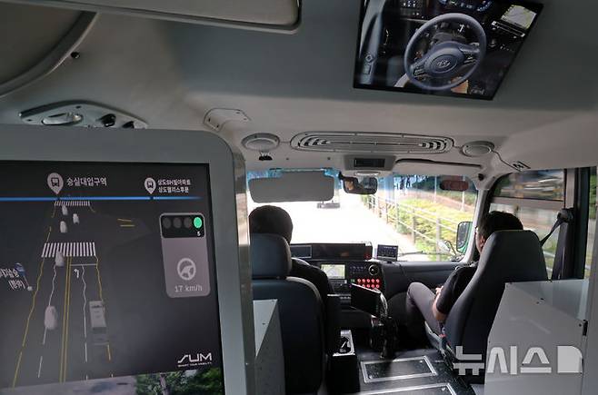 [서울=뉴시스] 조성우 기자 = 30일 서울 동작구 숭실대학교 앞 도로에서 '지역동행 자율주행버스'가 자율주행 기능을 이용해 사전 운행을 하고 있다.'지역동행 자율주행버스'는 자치구 단위 마을버스 성격으로 동작구에 최초로 도입되어 이날부터 2주간 사전 운행 후 오는 7월 14일부터 정식 운행한다.   2025.06.30. xconfind@newsis.com