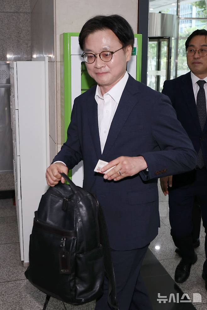 [서울=뉴시스] 조성우 기자 = 김정관 산업통상자원부 장관 후보자가 30일 오전 서울 강남구 한국기술센터에 마련된 인사청문회 준비 사무실에 출근하고 있다. 2025.06.30. xconfind@newsis.com
