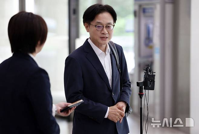 [서울=뉴시스] 조성우 기자 = 김정관 산업통상자원부 장관 후보자가 30일 오전 서울 강남구 한국기술센터에 마련된 인사청문회 준비 사무실에 출근하며 취재진 질문에 답변하고 있다. 2025.06.30. xconfind@newsis.com