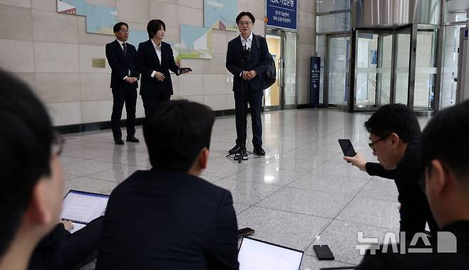 [서울=뉴시스] 조성우 기자 = 김정관 산업통상자원부 장관 후보자가 30일 오전 서울 강남구 한국기술센터에 마련된 인사청문회 준비 사무실에 출근하며 취재진 질문에 답변하고 있다. 2025.06.30. xconfind@newsis.com