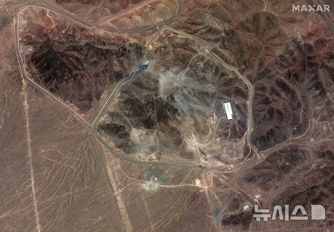 [포르도=AP/뉴시스] 마지드 타흐트라반치 이란 외무부 차관은 미국이 핵 협상 재개를 원한다면 이란에 대한 추가 공격을 배제해야 한다고 밝혔다. 사진은 맥사 테크놀로지스가 제공한 위성사진. 지난 24일(현지 시간) 이란 포르도 농축 시설이 미군의 전날 공습으로 파괴돼 있는 모습. 2025.06.30.
