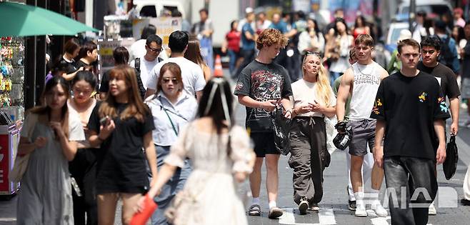 [서울=뉴시스] 김선웅 기자 = 19일 서울 명동거리에서 외국인 관광객들이 오가고 있다. 2025.06.19. mangusta@newsis.com
