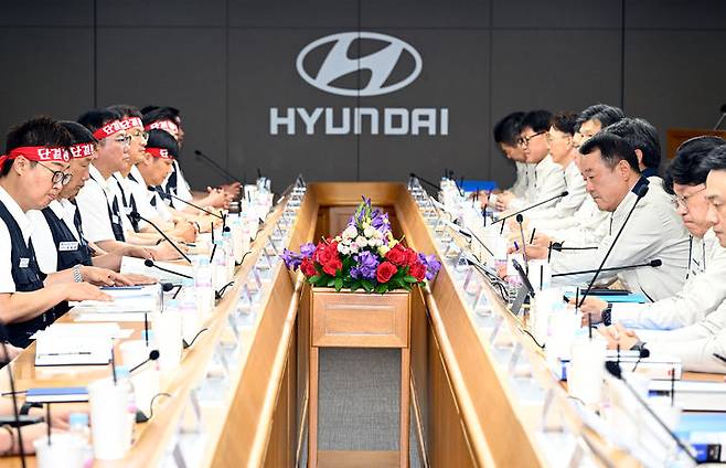 [울산=뉴시스] 구미현 기자 = 현대자동차 노사가 18일 울산공장 본관 동행룸에서 2025년 임금 및 단체협약을 위한 상견례를 하고 있다. 이날 상견례에는 이동석 현대차 대표이사와 서쌍용 전국금속노조부위원장, 문용문 현대차 노조지부장 등 노사 교섭 대표 등 약 70명이 참석했다. (사진=현대차 제공) 2025.06.18. photo@newsis.com *재판매 및 DB 금지