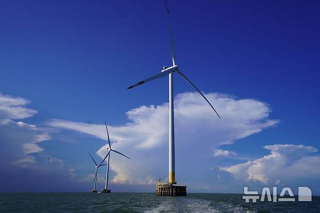 [서울=뉴시스] SK이노베이션 E&S가 운영 중인 베트남 TPD 해상풍력단지의 터빈. (사진=SK이노베이션 E&S 제공) 2025.5.19. photo@newsis.com