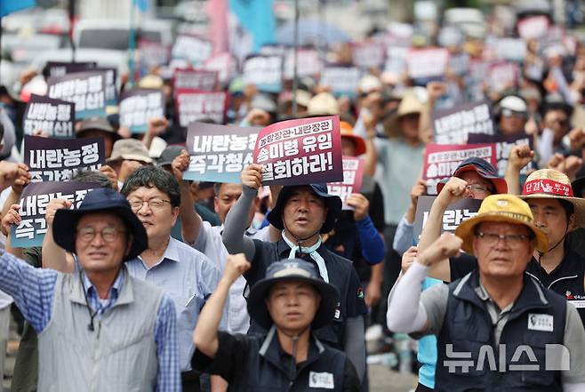 [서울=뉴시스] 김진아 기자 = 국민과 함께하는 농민의길을 비롯한 참석자들이 30일 서울 용산구 대통령실 인근에서 열린 '송미령 농림축산식품부 장관 유임 철회, 내란농정 즉각 청산, 1차 전국농민결의대회'에서 구호를 외치고 있다. 2025.06.30. bluesoda@newsis.com