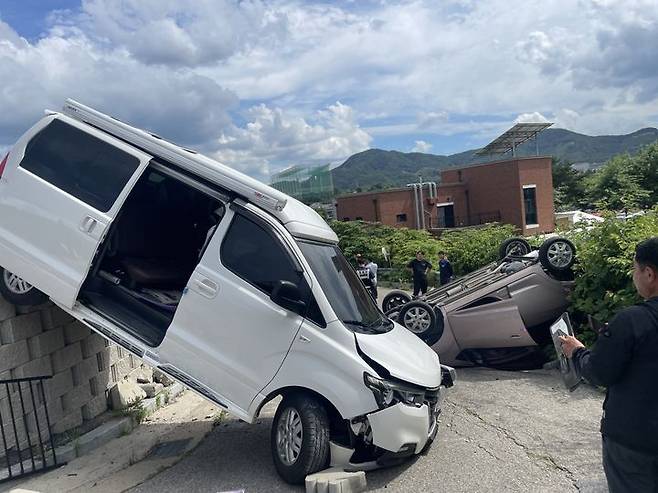 [아산=뉴시스] 30일 오후 2시26분께 충남 아산시 신창면의 한 까페 주차장에서 승합차와 경차가 충돌한 후 옹벽 난간 아래로 추락해 이중 경차가 전복됐다. (사진=아산소방서 제공) 2025.06.30. photo@newsis.com *재판매 및 DB 금지
