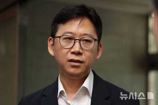 [서울=뉴시스] 권창회 기자 = 배경훈 과학기술정보통신부 장관 후보자가 25일 오전 서울 종로구 광화문 우체국에 마련된 인사청문회 준비 집무실로 출근하며 취재진 질의에 답하고 있다. 2025.06.25. kch0523@newsis.com