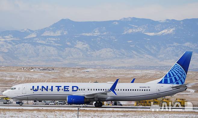 [덴버=AP/뉴시스] 미국 유나이티드 항공이 도널드 트럼프 미국 대통령이 편입을 희망하는 그린란드에 첫 직항 노선을 개설했다고 29일(현지 시간) 뉴욕타임스(NYT)가 보도했다. 사진은 유나이티드 항공 여객기가 지난 1월16일 덴버 국제공항에서 이륙을 준비하는 모습. 2025.06.30.