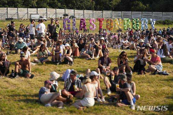 [워디팜=AP/뉴시스] BBC가 생중계한 영국 최대 규모 록 페스티벌에서 이스라엘을 비판하는 정치적 메시지가 나온 데 대해 키어 스타머 총리가 강한 유감을 표했다. 사진은 지난해 6월26일 열린 글래스턴베리 페스티벌의 모습. 2025.06.30.